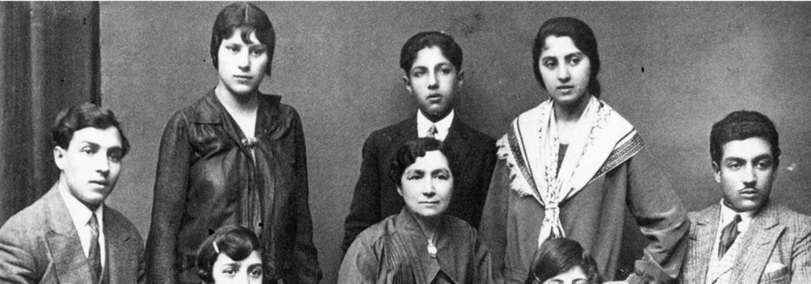 Sint Max Bamberger (na slici desno) sa svojom obitelji na fotografi ji koja je snimljena 1935. godine.